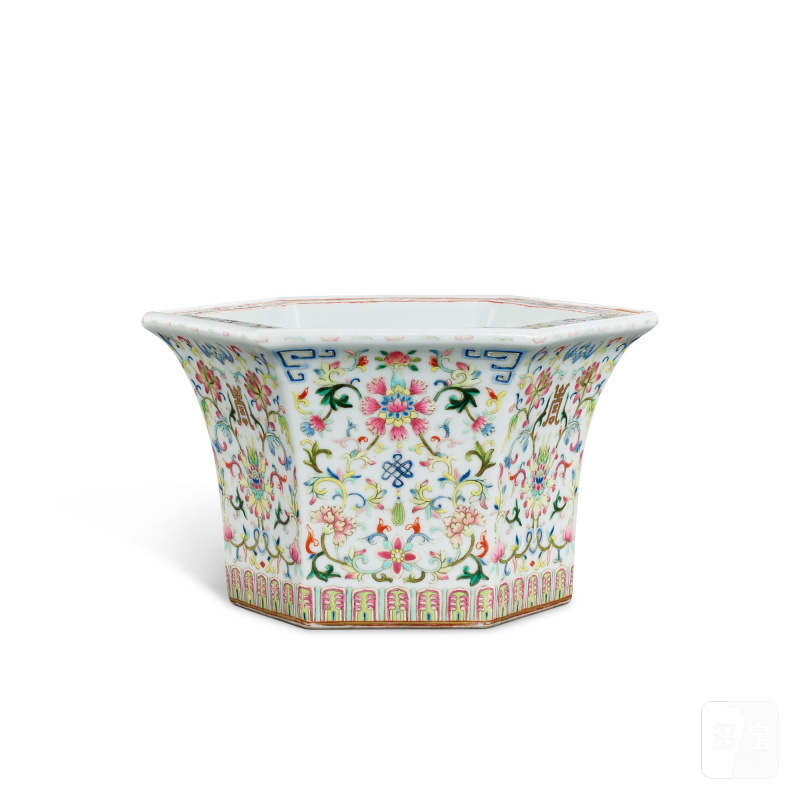 A famille-rose and gilt-decorated 'fushou' and 'floal' jardinière, Republican period | 民國 粉彩描金福壽纏枝花卉紋花盆 《大清道光年製》仿款 - 图2